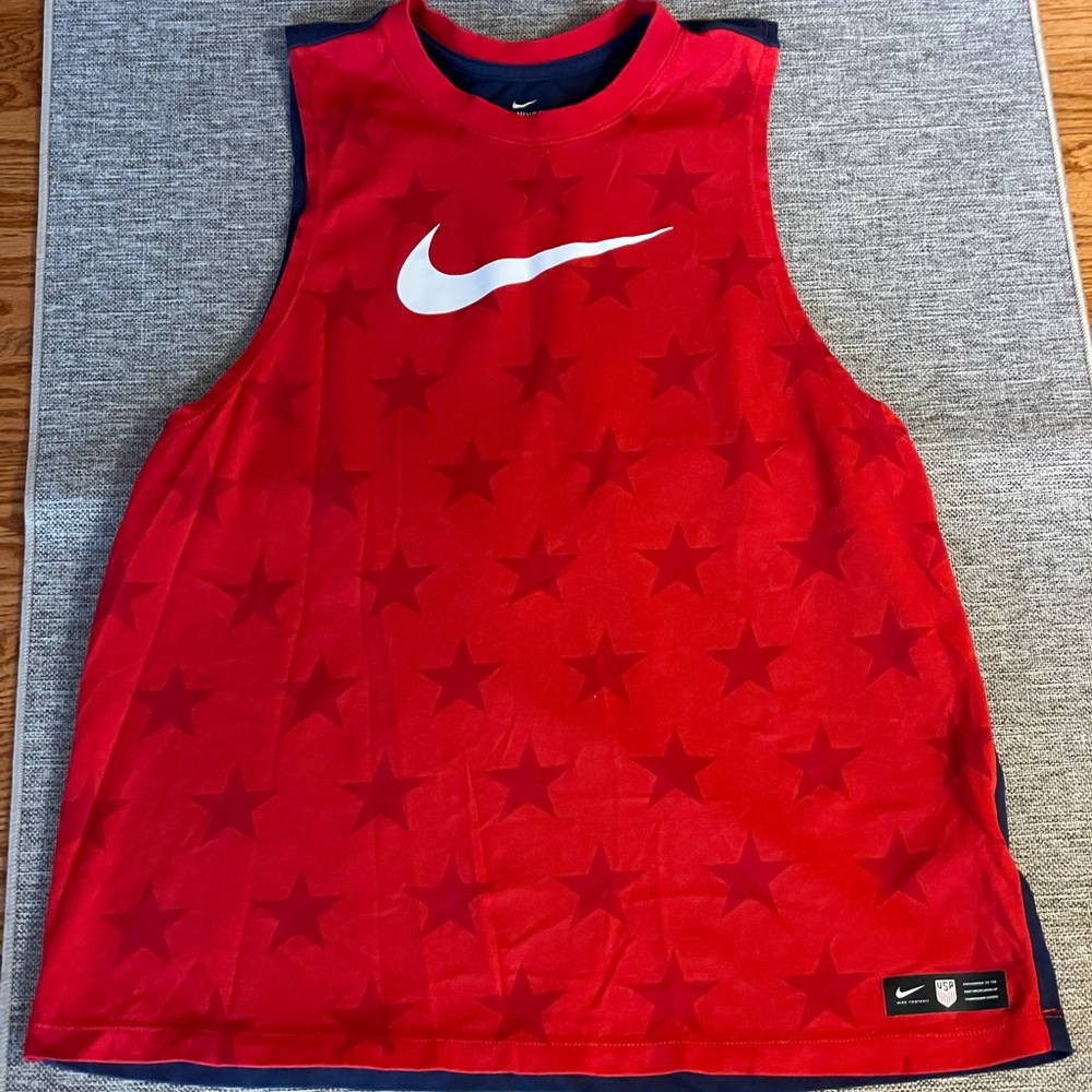 Vineyard Vines, Nike - Picture 3 of 6